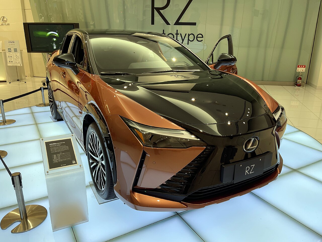 Lexus RZ450e DIRECT4 Vertical