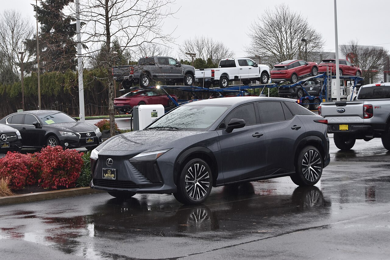 Lexus RZ300e Long Range Vertical