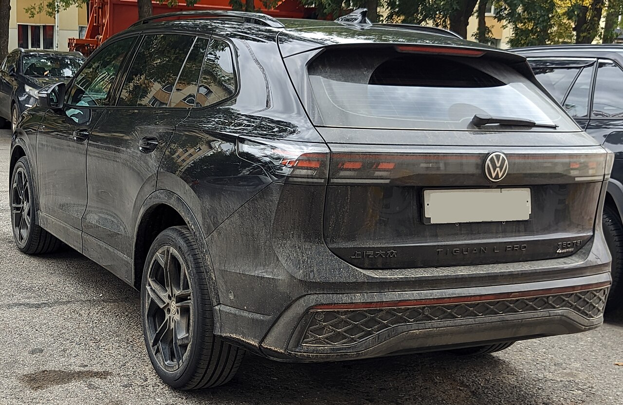 Volkswagen Tiguan L Pro 380TSI 4WD R-Line Premium, 2025 (mileage 4800 km)