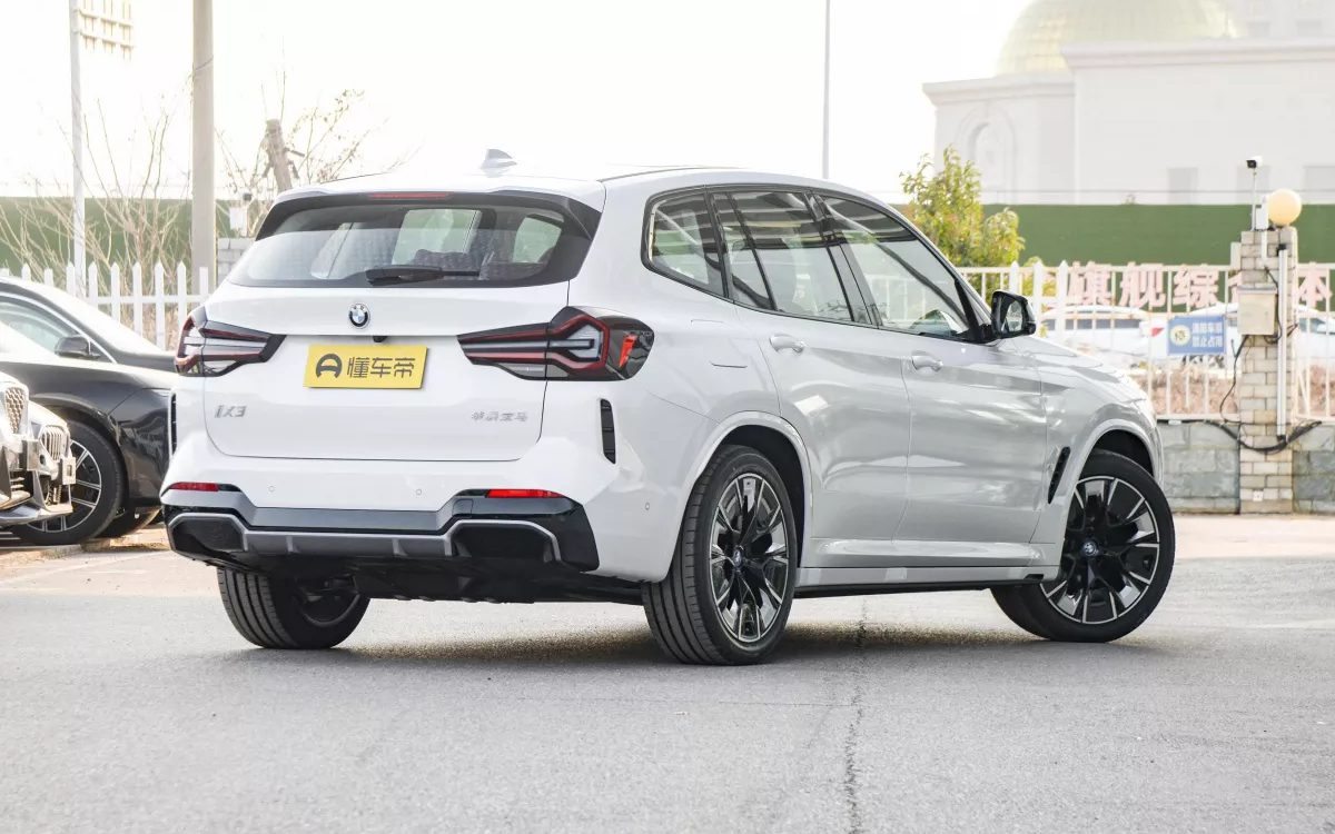 BMW iX3 Leading Model — фото 1